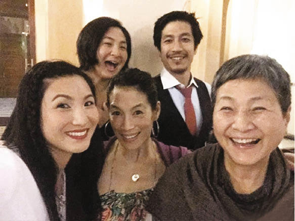 郑佩佩女儿晒儿子满月照,模样似足非洲老公,没出月子就拍全家福_腾讯