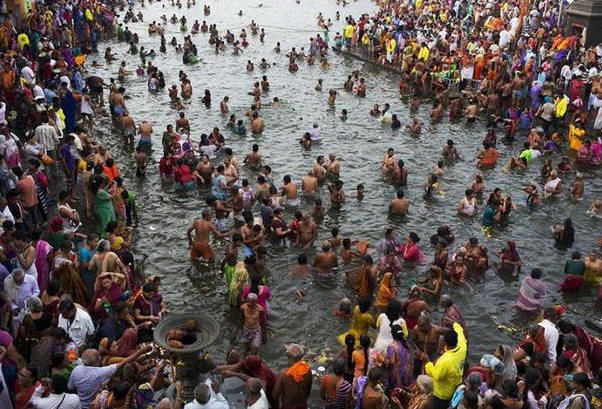 杀死病毒!专家最担忧的事发生:印度人都涌入恒河沐浴,寻求庇护