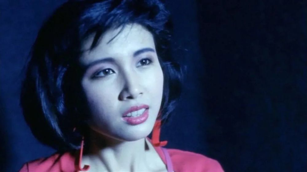 1987年香港小姐决赛,被传爆料邱淑贞整容的黄莺,后来怎样了?
