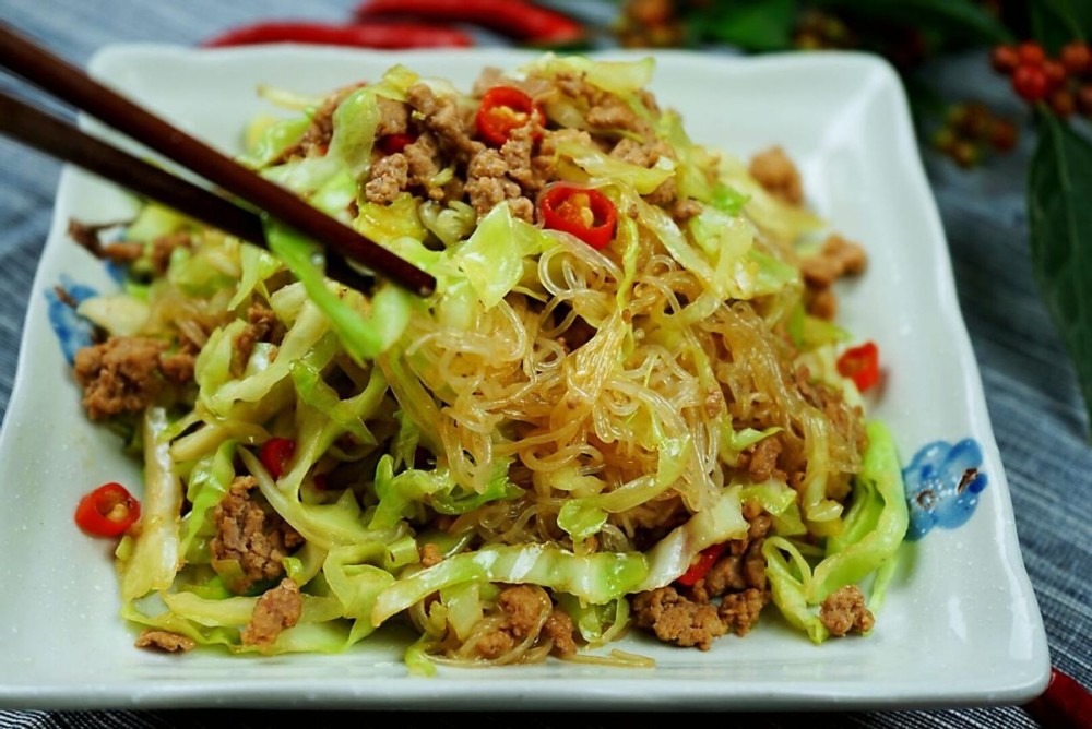 10分钟就做好的快手家常菜,肉末粉丝包菜,一上桌全家都抢着吃