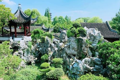 是现在的南京,王熙凤娘家就是当地较为出名的家族,南京大观园应运而生