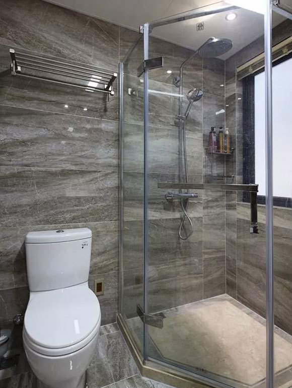 推拉门或平开门来实现独立的淋浴区,达到卫生间干湿分离的设计目的