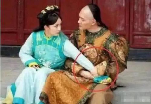 观众看了觉得尴尬的穿帮镜头:古代"透明"全景浴缸是不是太露骨了