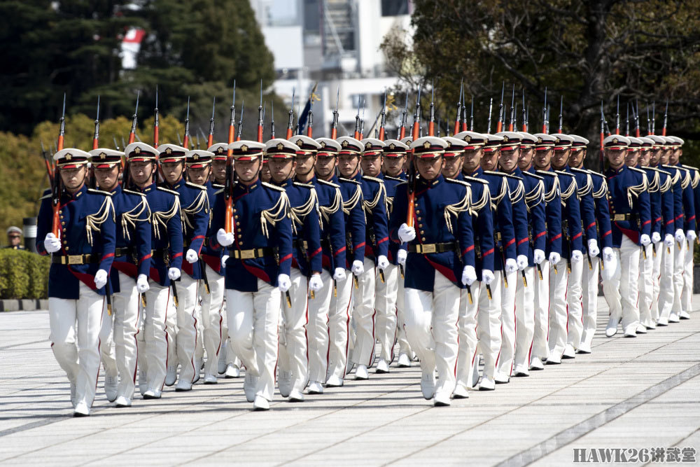 美防长访问日本自卫队仪仗队接受检阅新礼服中二气息浓郁