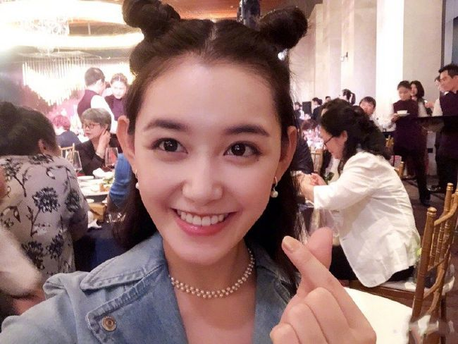 《赘婿》刘西瓜剧外更美,穿牛仔衣还扎两个小啾啾,笑起来太甜了