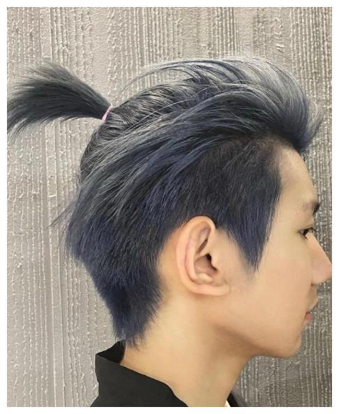 王源染发后五官更立体了,他选色卡时非常纠结,担心由于头发颜色染错