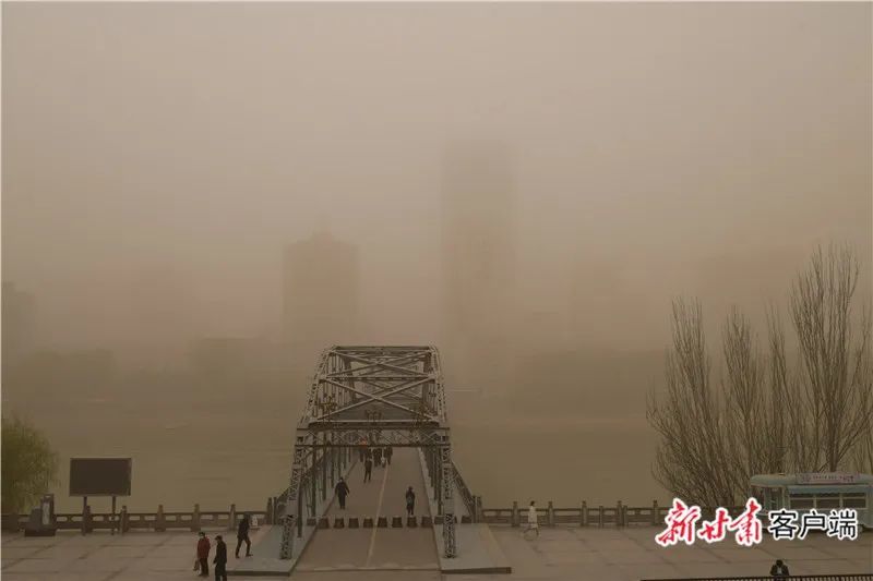 沙尘还没完甘肃11地出现沙尘暴