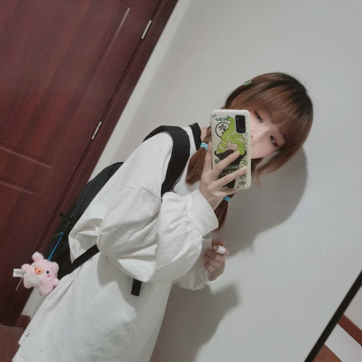 适合女生自拍发朋友圈时配的可爱句子,开心就要咔嚓咔嚓