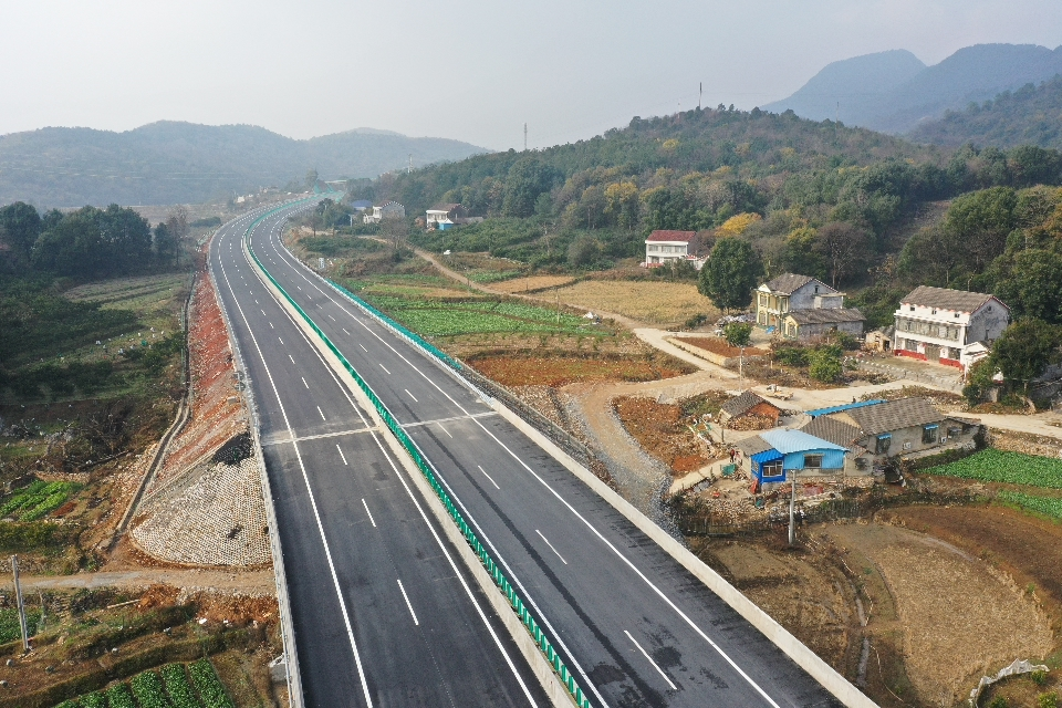 至官庄高速公路项目(以下简称张官高速公路)起自张家界市区东侧洋池村