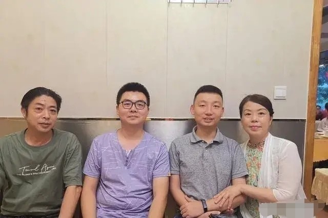 错换人生主角郭威手捧姚策相片离开殡仪馆:不是亲兄弟