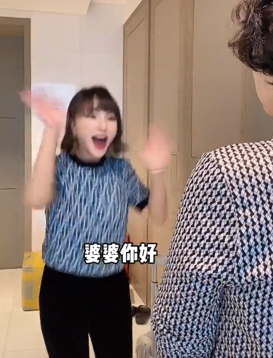 女网红远嫁韩国6年,向婆婆行跪拜礼问好,网友讽刺其被