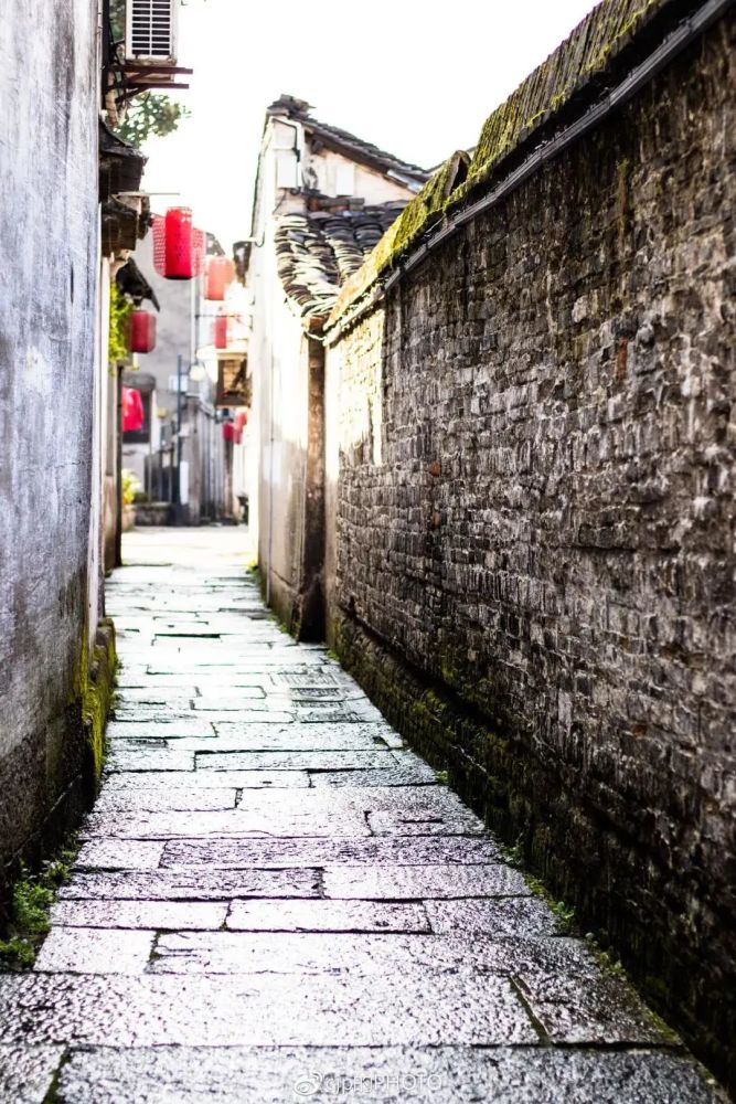 细雨如丝,薄雾如烟.雨点敲击在仓桥直街古朴的青石板上.