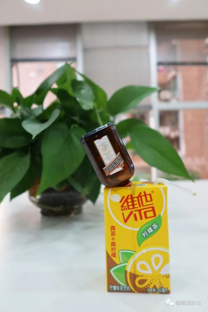 柠檬茶x君度利口酒而江小白浓浓的酒精味用再多的柠檬茶都盖不住,但是