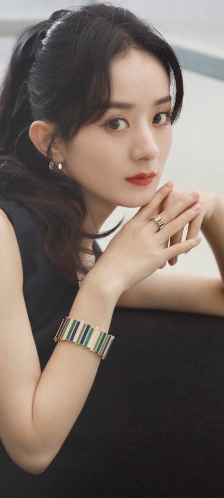 赵丽颖黑色优雅长裙微卷发甜美写真壁纸