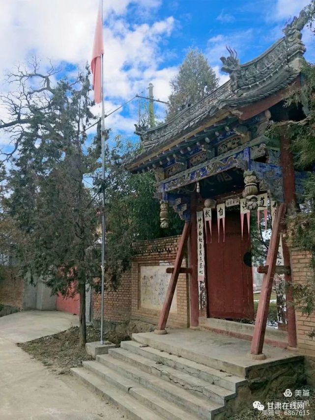 娘娘庙庙门(伏龙寺)匾额航拍的娘娘庙(伏龙寺)位置天水市麦积区麦积区