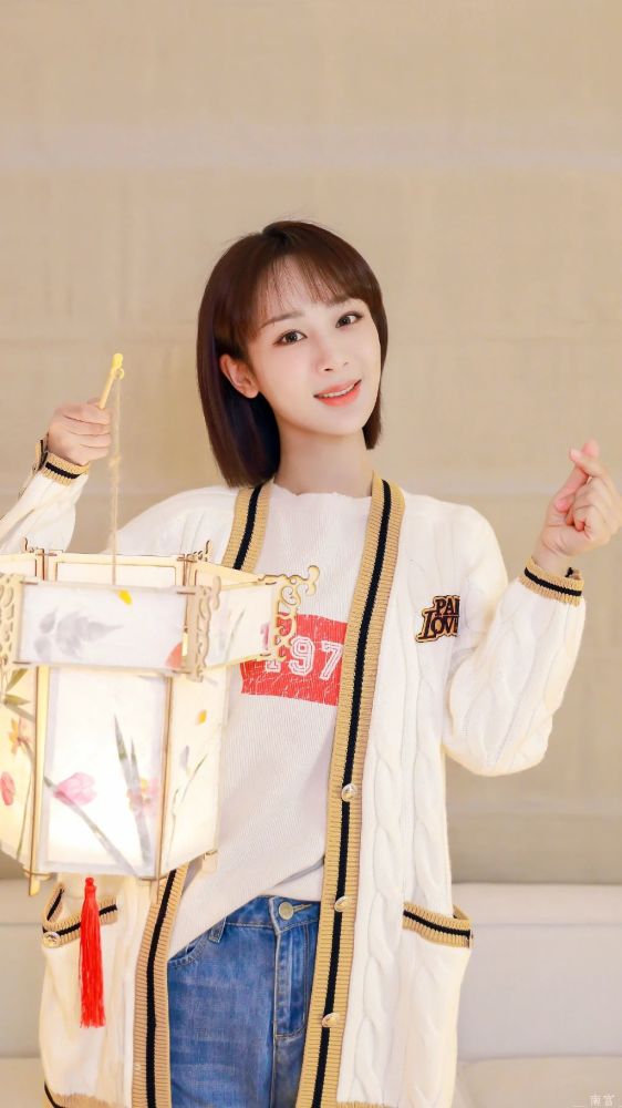 来自杨紫粉丝的表白卡:你见鲜花没过她的脚踝,血渍被这美丽深埋,你不