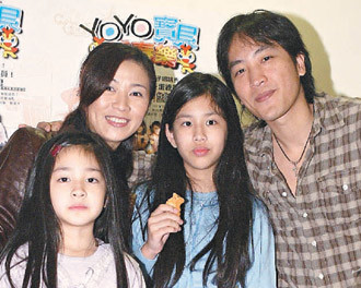 离婚之后的方文琳也不再相信爱情,独自抚养两个女儿,但是近年来却鲜少