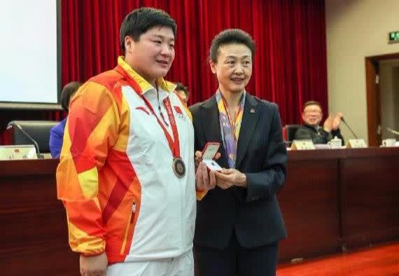 她曾是中国羽坛皇后,检举李永波后,被迫集体离职,如今