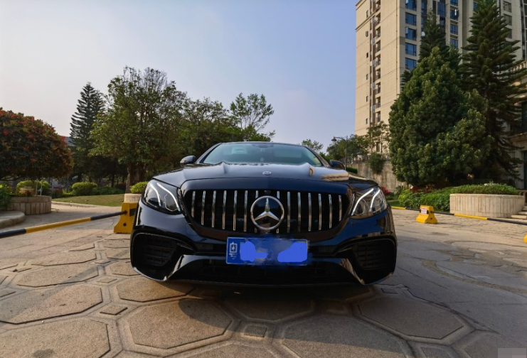 花3万元改装奔驰e300l,变身e63amg,花瓣轮毂最帅气