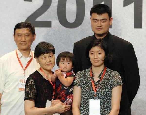 她曾多次"示爱"姚明,无奈姚明"名花有主",08年一抱成永恒