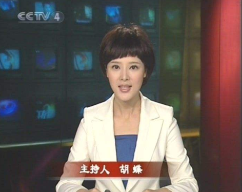 央视主持人胡蝶:弃保研进央视,嫁大12岁名导,5岁儿子超可爱