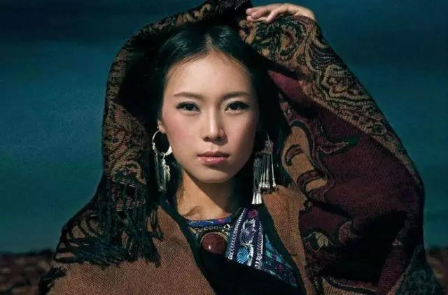 她是《爱是你我》里的女声,曾在刀郎家住10年,云朵这些年去哪了