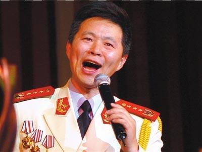 歌唱家王宏伟:母亲为他守寡48年,娶小12岁娇妻让母亲很满意