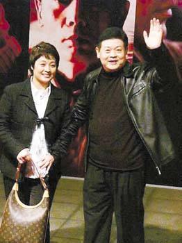 葛优为她养子,冯小刚替还债:守寡15年的她资产过亿,儿子成名导