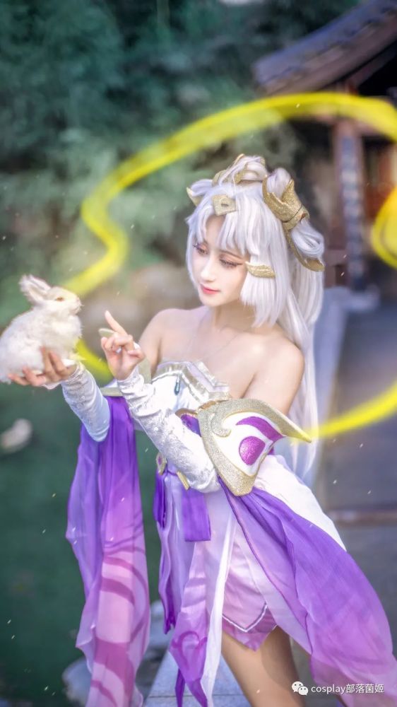cos:王者荣耀嫦娥cos正片@vv子教授,银色的神,他心中并不冷.