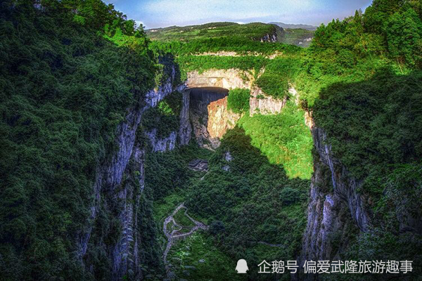 与天生三桥,龙水峡地缝,芙蓉洞,芙蓉江,天坑寨子等景区近在咫尺