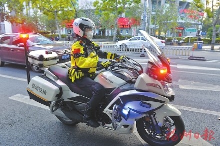 女子骑警队队员驾驶巡逻摩托车上路.本报记者 郑帅摄