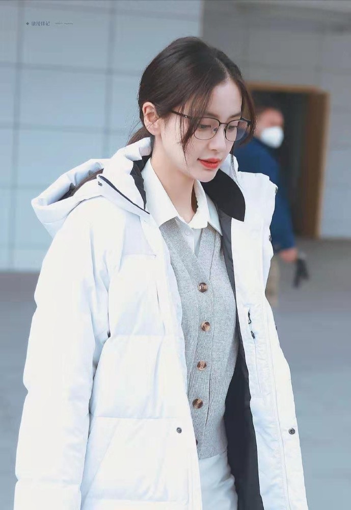 杨颖晒小海绵背影照,软糯呆萌好可爱,遗传了父母的好基因