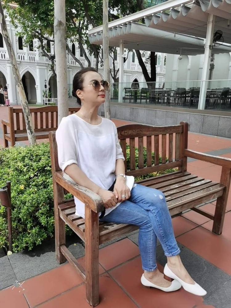 58岁李玲玉罕见露面,23岁混血儿子身高近2米,母子俩共用一张脸