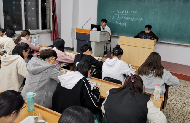 大学也有"晚自习?3个好处体会过才懂,学生:说好轻松呢