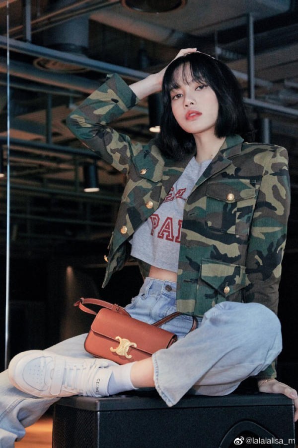 美女历史老师撞脸lisa走红 网友搞笑留言:原来lisa真的当老师了!