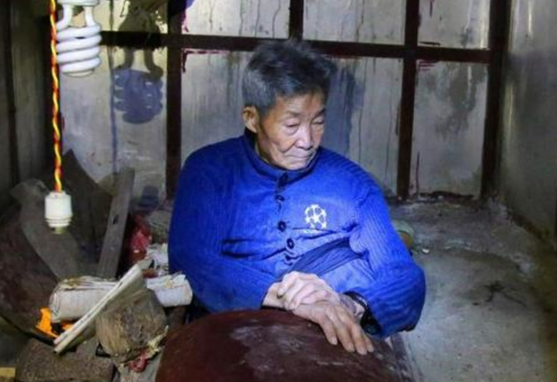 92岁老人中年丧妻丧子,自建活人墓,内里设置机关怕临终麻烦别人