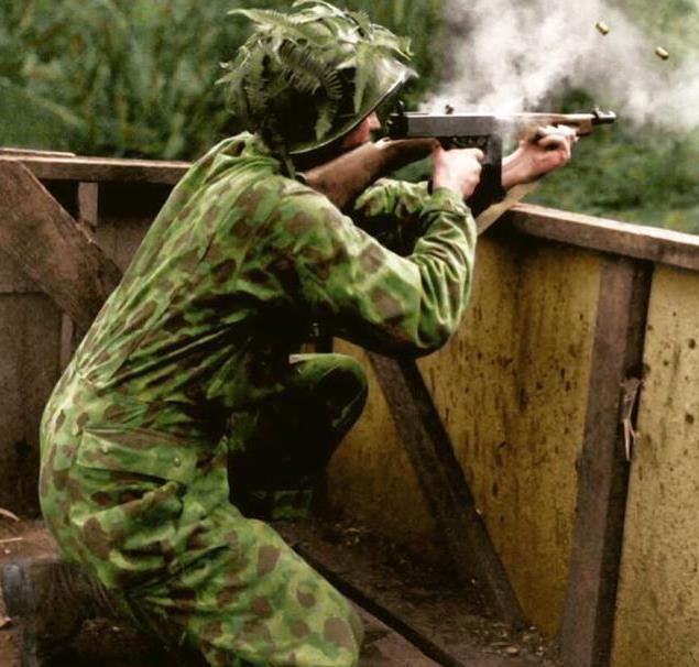 硝烟中的男人:德国士兵吃着冰淇淋,美军给伤兵输液!