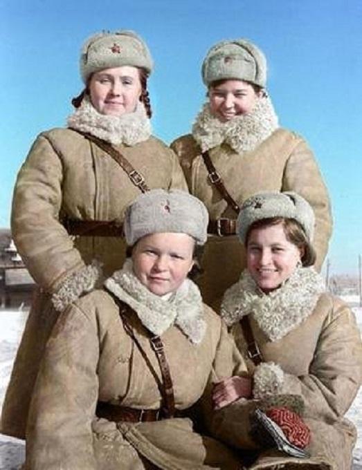 身着冬季军服的四名苏联女兵,她们的笑容如此灿烂!