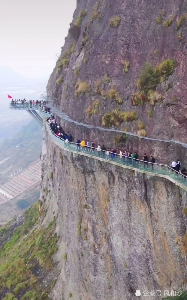 登上流石山玻璃栈道令人惊心动魄的栈道眺望壮观的自然美景