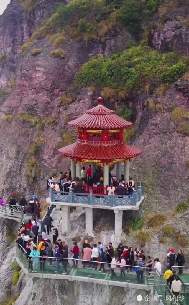 登上流石山玻璃栈道,令人惊心动魄的栈道,眺望壮观的自然美景