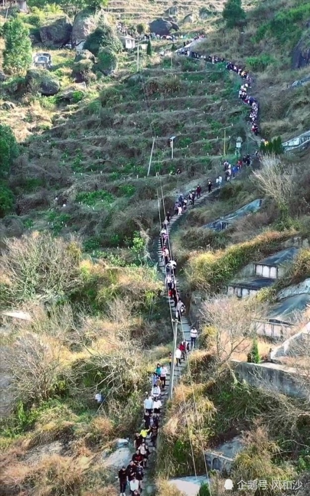 登上流石山玻璃栈道,令人惊心动魄的栈道,眺望壮观的自然美景