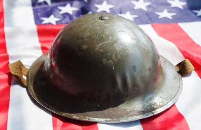 第五名:英国mk2钢盔mk2钢盔诞生于一战,在一战时这种钢盔普遍装备协约