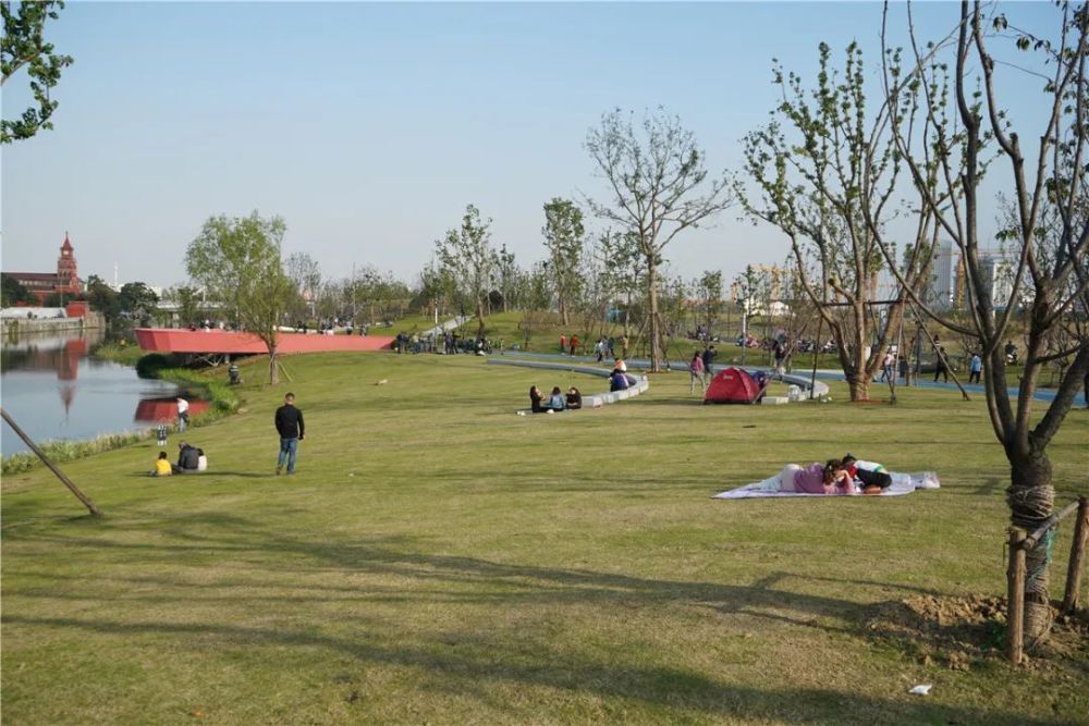 伯渎河公园西段节点:泰伯问月实景图.