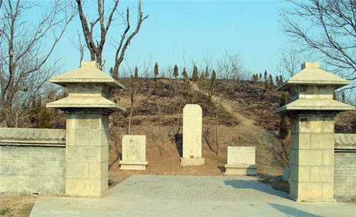 通常诸侯下葬的地方叫"冢《史记·高祖本纪》中记载"项羽烧秦宫室