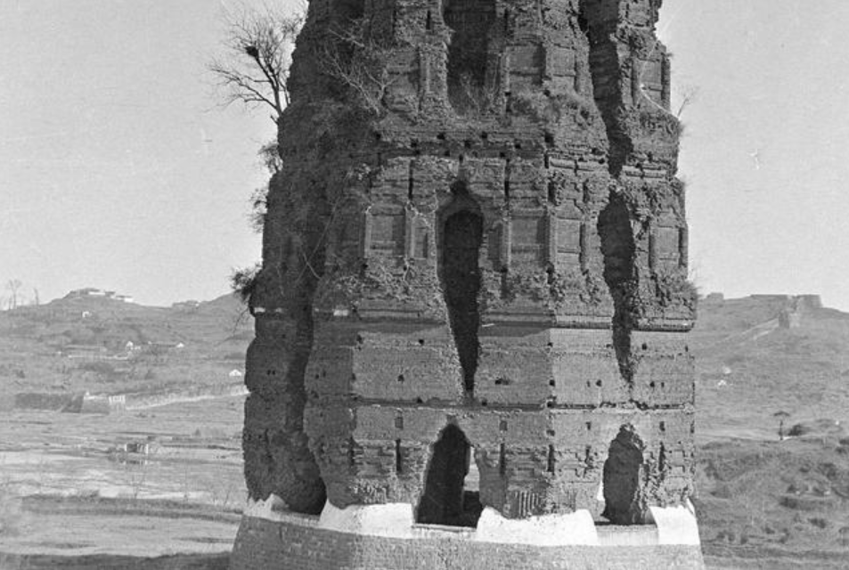 百年前雷峰塔老照片:真实的雷峰塔非常残破,400年没维修