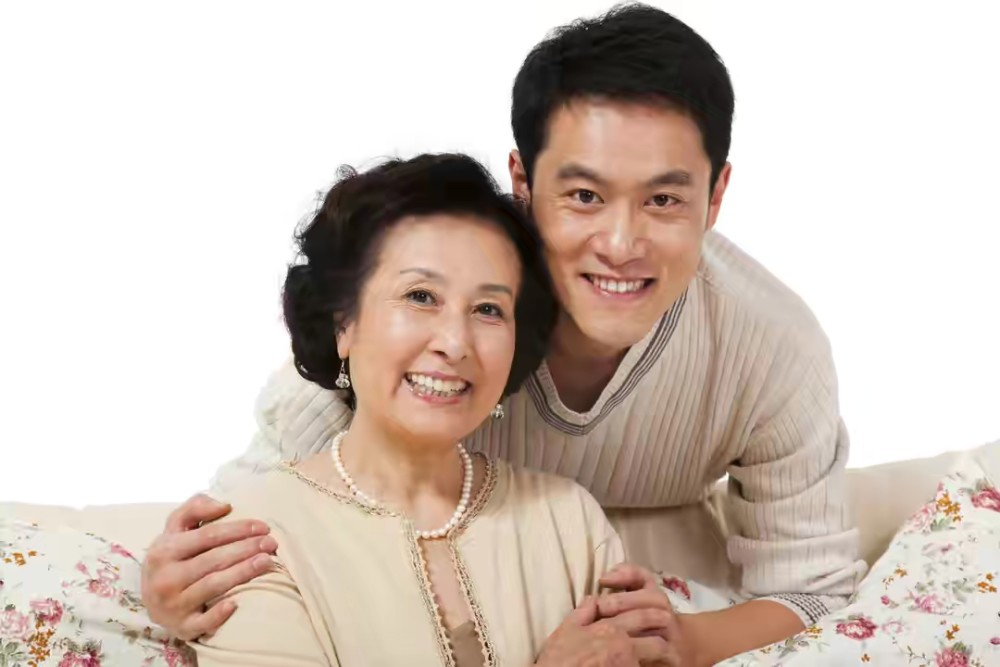 单亲妈妈为了儿子,付出全部的心血,最终被儿媳嫌弃