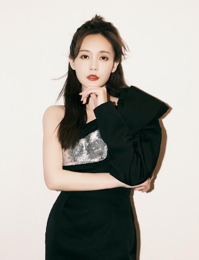 李一桐好会制造亮点,衣服"穿一半露一半",意外时髦惊艳