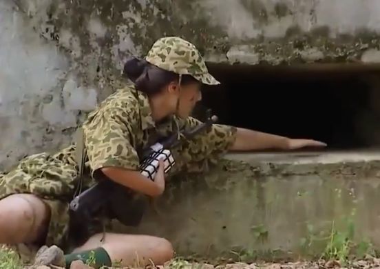 越南女影星参加军事训练,手持c4炸药花容失色,魔鬼身材令人喷血