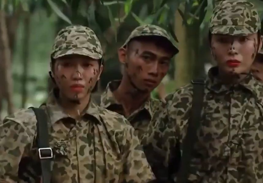 越南女影星参加军事训练,手持c4炸药花容失色,魔鬼身材令人喷血