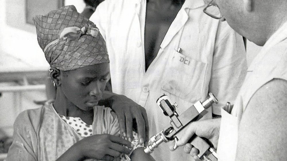 一名黑人女子接种天花疫苗